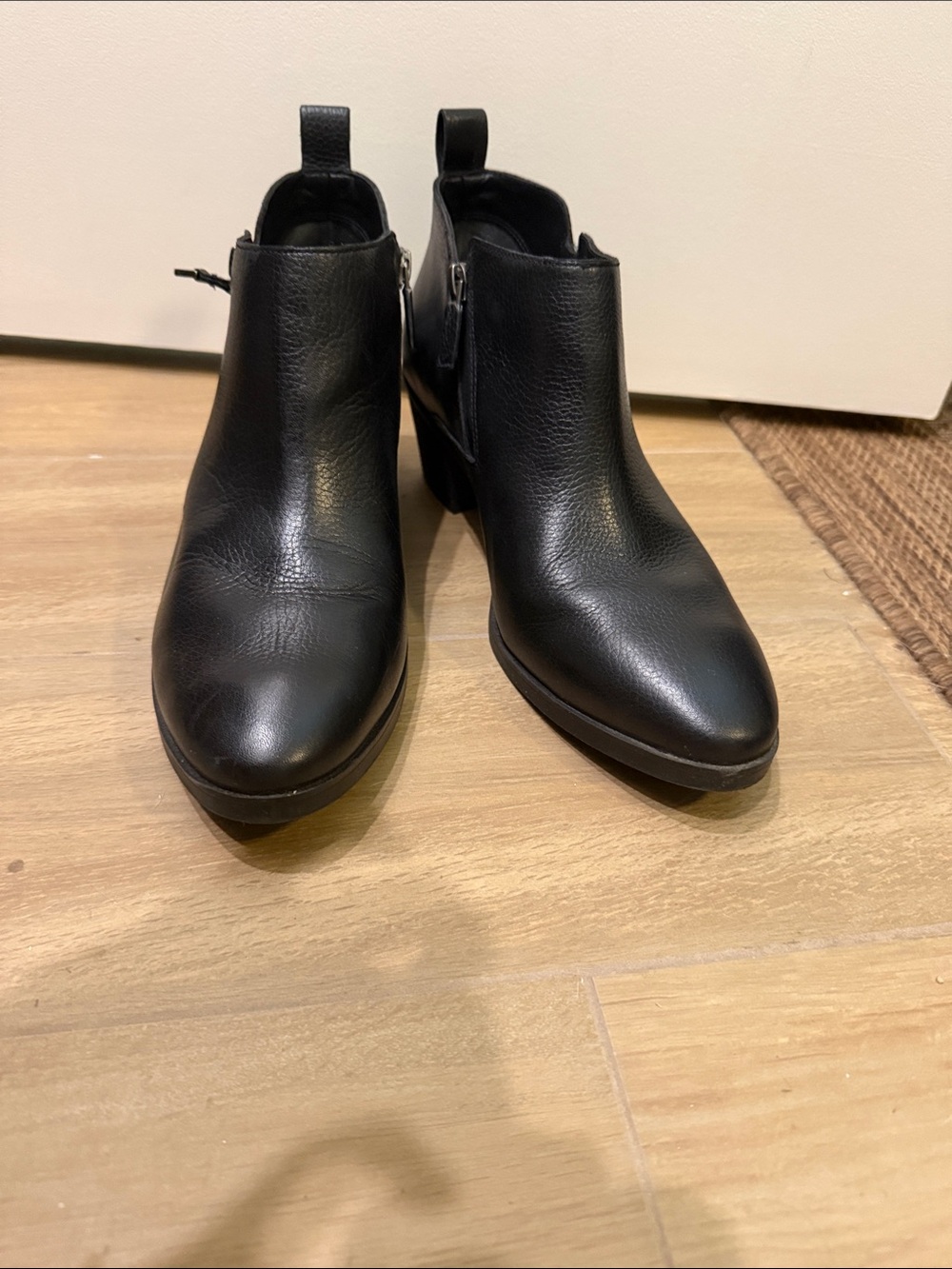 Vionic Black Leather Pointed Toe Ankle Booties with Side Zip